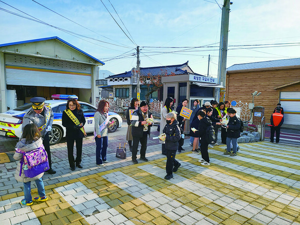 죽향초등학교 후문에서 안전한 학교생활 캠페인을 펼쳤다.